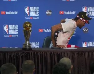 NBA – La bourde de Kawhi Leonard en conférence de presse