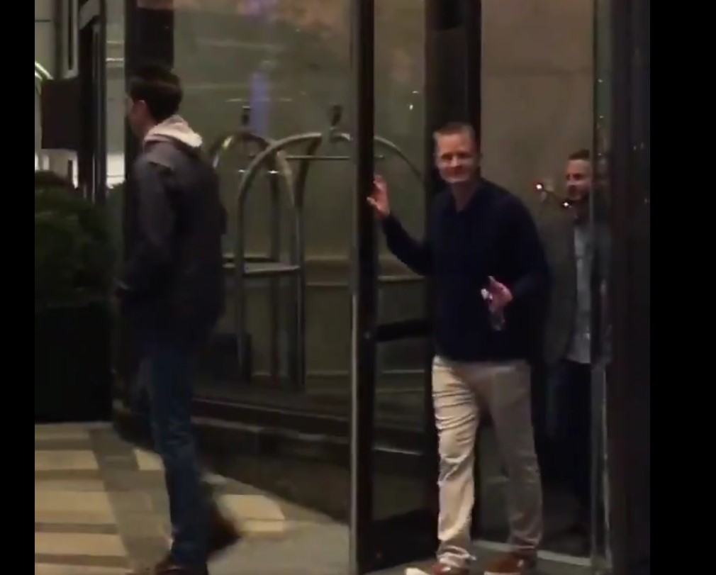 Un fan des Raptors a gentiment trollé Steve Kerr à la sortie d'un hôtel en scandant que les Warriors gagneraient en 8 matchs