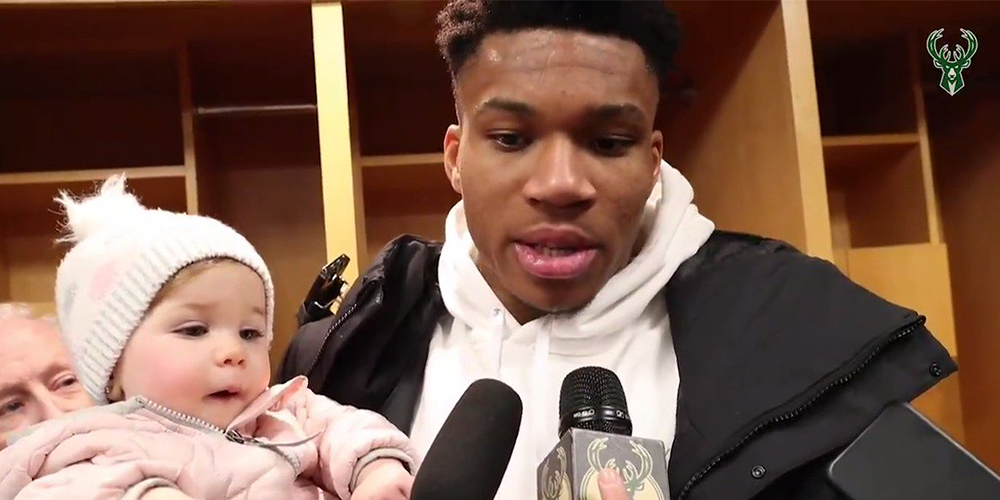 Giannis Antetokounmpo a tenu une interview avec un bébé dans les bras