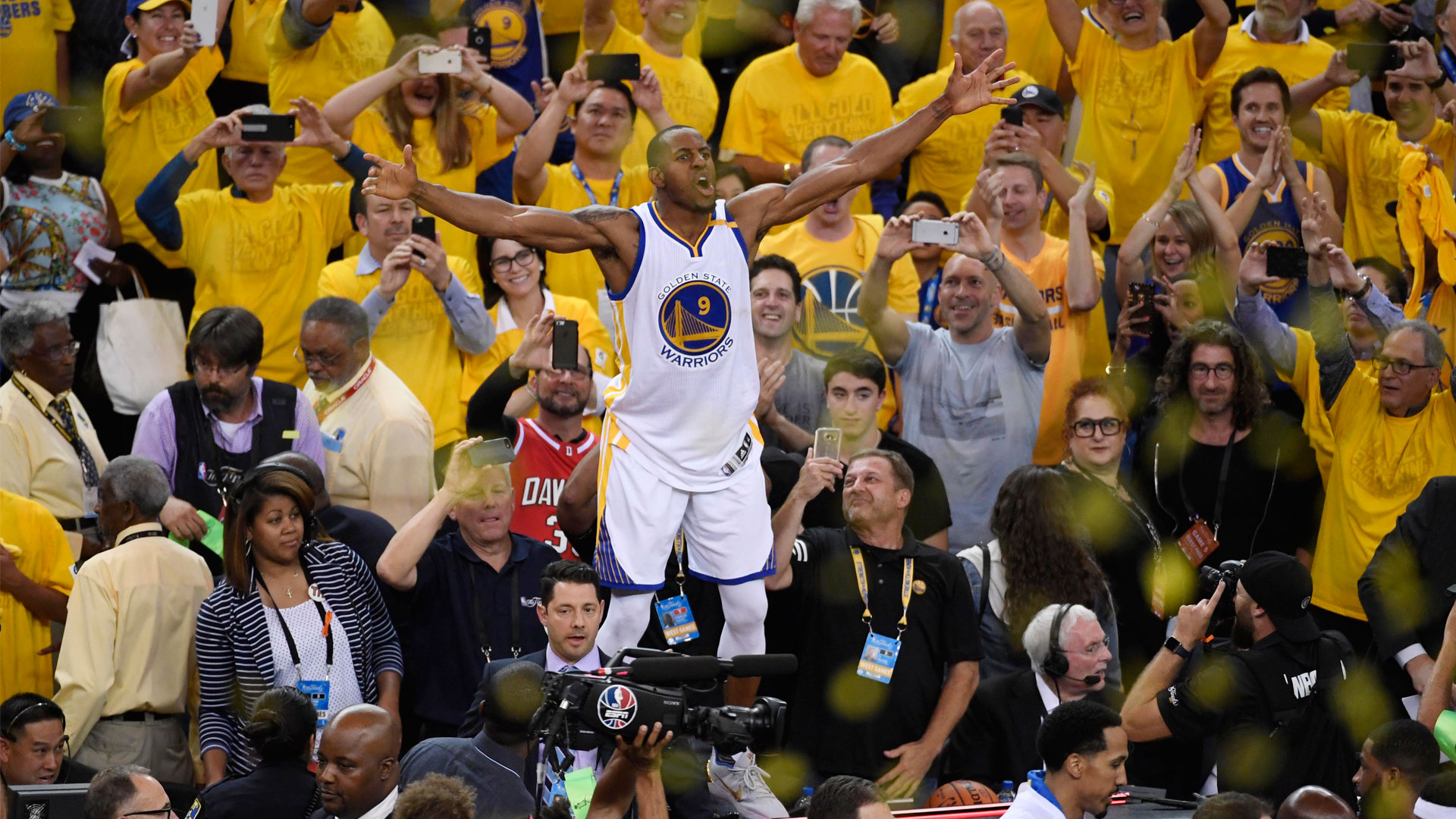 Andre Iguodala Fans Warriors