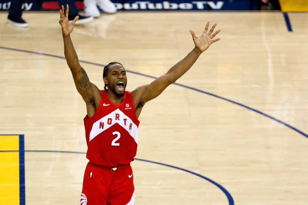 Kawhi Leonard célèbre son titre de champion