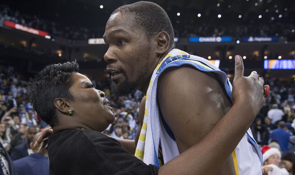 Kevin Durant des Warriors avec sa mère Wanda