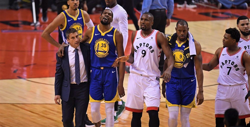 Kevin Durant des Warriors blessé, les fans des Raptors applaudissent mais sont calmés par les joueurs de Toronto