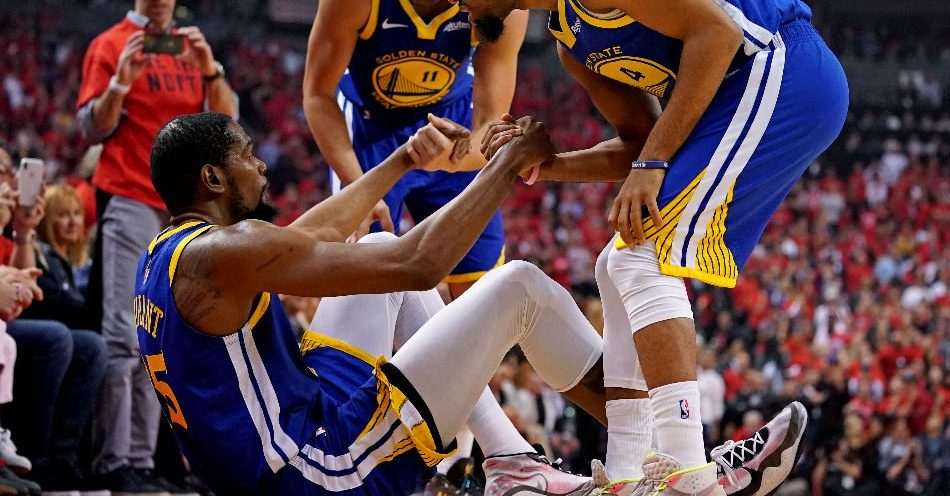 Kevin Durant aidé par ses coéquipiers pour se relever