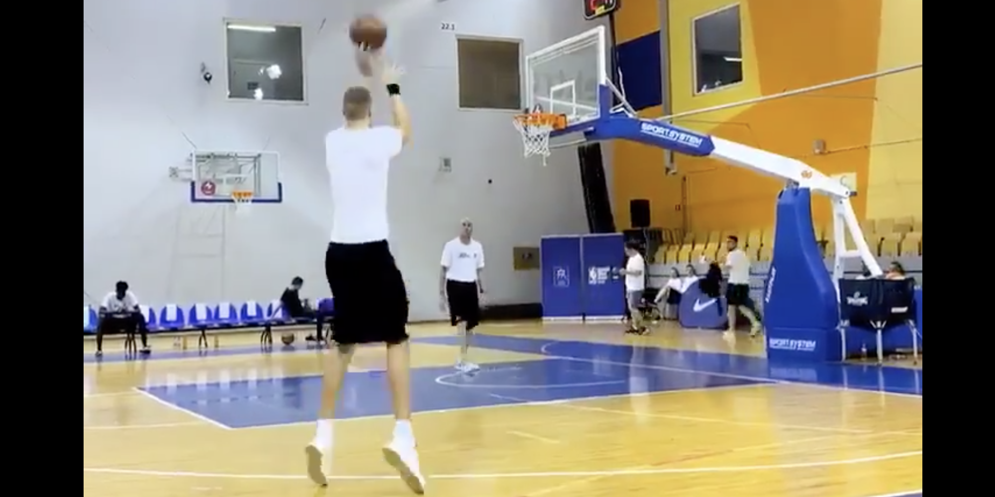 Kristaps Porzingis à l'entraînement avec Rick Carlisle