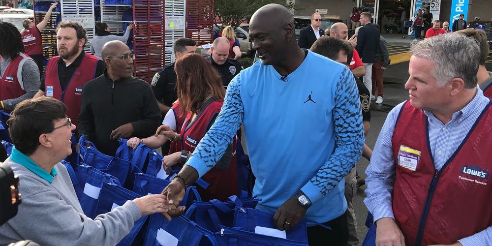Michael Jordan pendant une distribution de repas de Thanksgiving près de Wilmington