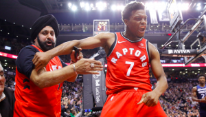 NBA – Nav Bhatia, le superfan des Raptors, sort la tenue de Champions !