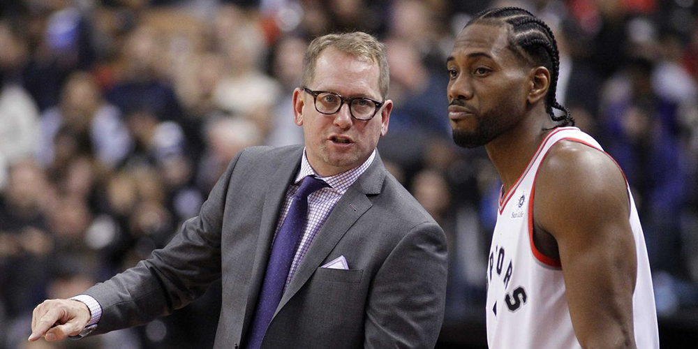 Nick Nurse et Kawhi Leonard discutent beaucoup pendant les matchs