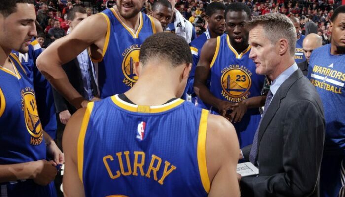 Steve Kerr et son équipe des Warriors lors d'un temps-mort