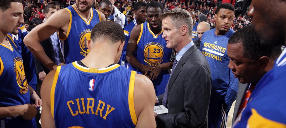 Steve Kerr et son équipe des Warriors lors d'un temps-mort