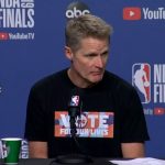 NBA – Le message sur le tee-shirt de Steve Kerr