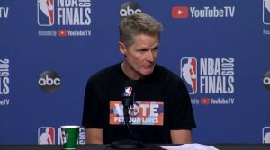 NBA – Le message sur le tee-shirt de Steve Kerr