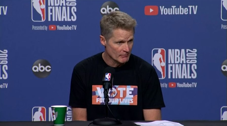 Le message fort du tee-shirt de Steve Kerr