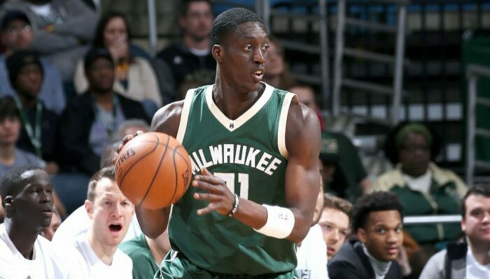 Tony Snell file aux Pistons