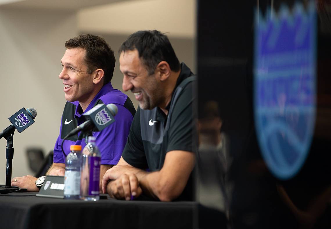 Vlade Divac et Luke Walton lors de sa conférence de presse