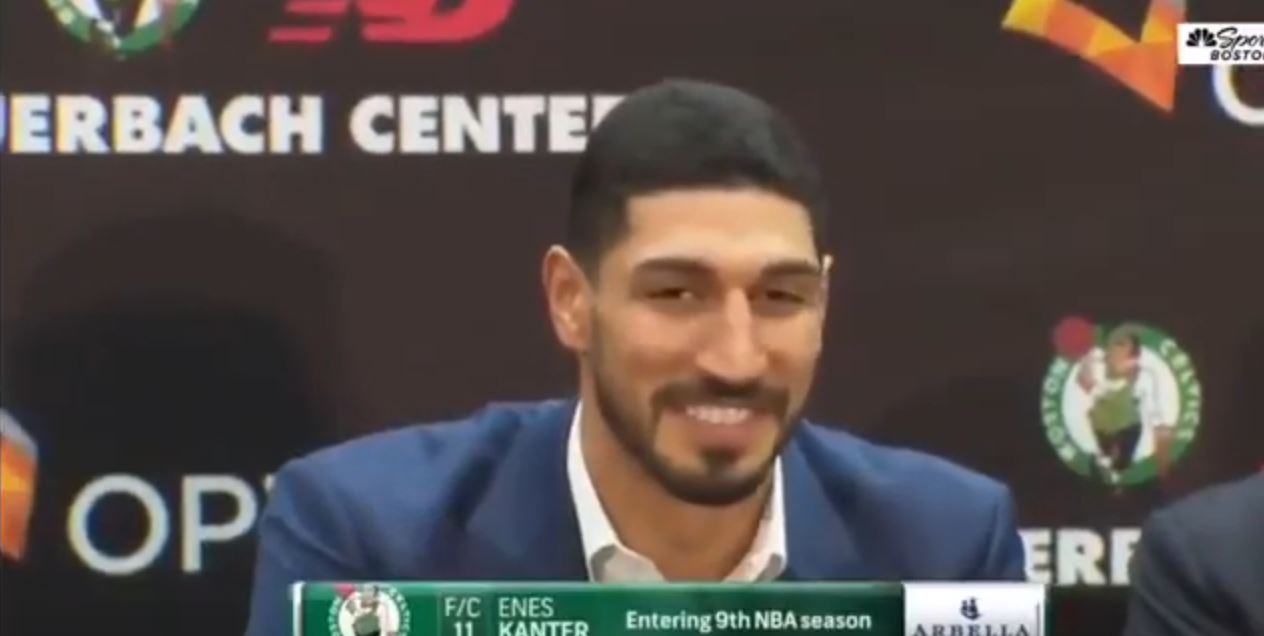 Enes Kanter trolle Kyrie Irving en conférence