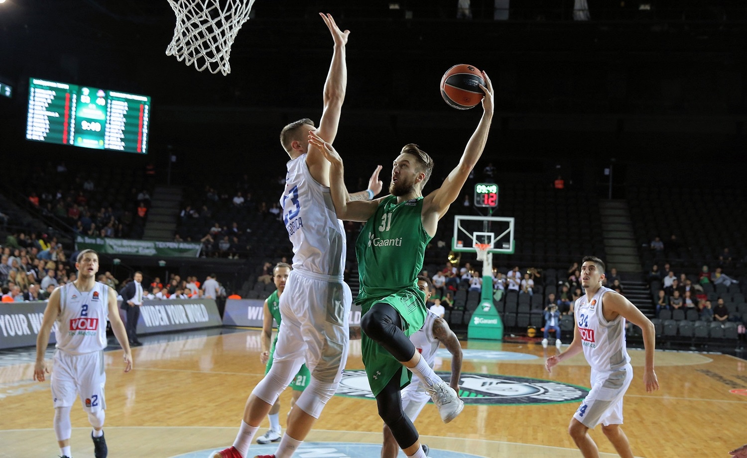 L'intérieur léton a disputé 28 rencontres d'Euroleague la saison dernière