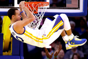 NBA – Steph Curry rate 3 dunks de suite devant la foule !