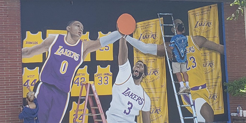 Une fresque murale a vu le jour à Los Angeles, mettant à l'honneur LeBron James, Anthony Davis et Kyle Kuzma