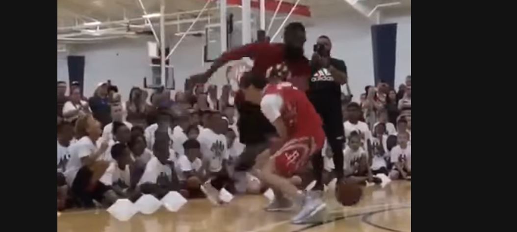 James Harden ridiculise un jeune de son camp