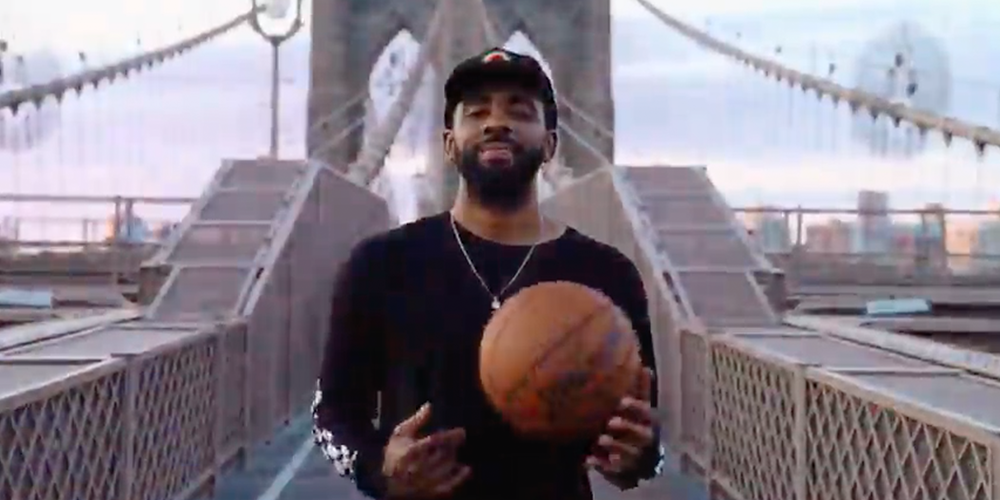 Kyrie Irving apparaît sur le Brooklyn Bridge dans une de ses vidéos sur Instagram où il exprime son amour de Brooklyn