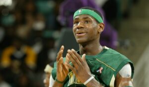 NBA – LeBron James poste des highlights rares de sa domination au lycée