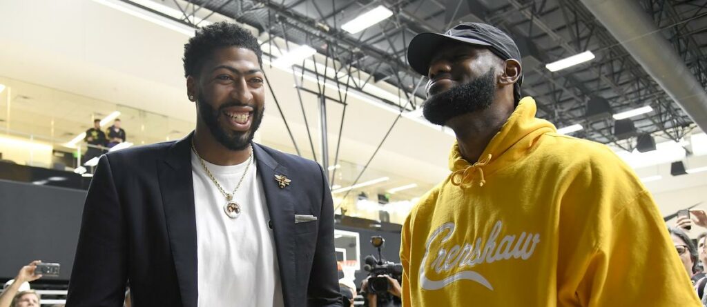 LeBron James et Anthony Davis lors d'une conférence de presse