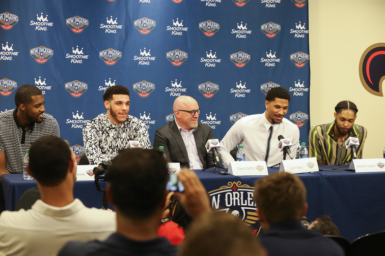 Lonzo Ball, Josh Hart, Brandon Ingram et Derrick Favors en conférence de presse