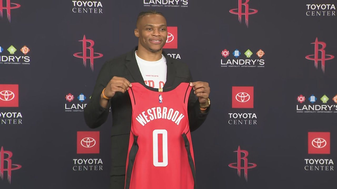 Russell Westbrook présenté devant les médias