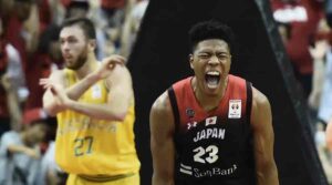 Mondial – Rui Hachimura pose un sale poster sur Myles Turner !