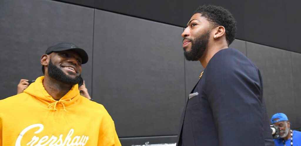 Anthony Davis et LeBron James lors d'une conférence de presse