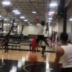 NBA – Le gros dunk de Bronny James à l&rsquo;entraînement