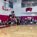 NBA – De&rsquo;Aaron Fox impressionne avec un dunk monstrueux !