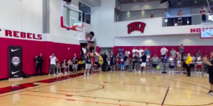 NBA – De’Aaron Fox impressionne avec un dunk monstrueux !