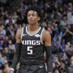 NBA – Le père de De’Aaron Fox défend son fils… maladroitement