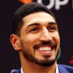 NBA – Enes Kanter attaque Tacko Fall à l’aéroport… avec des boules de neige