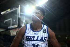 FIBA – Giannis repère un fan avec une pancarte… très spéciale