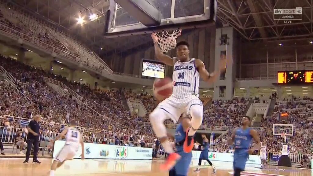 Giannis s'amuse contre l'Italie