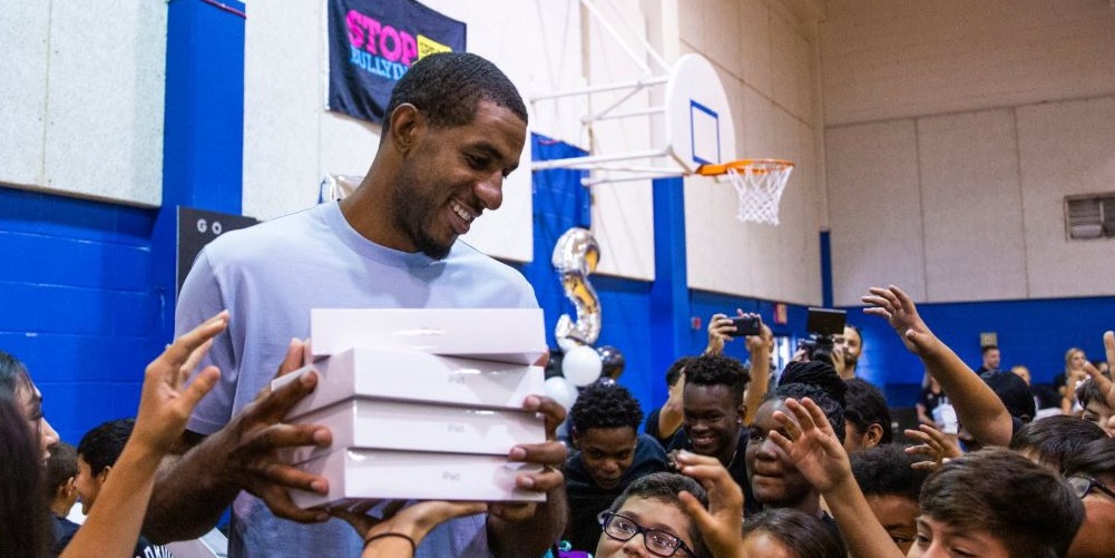 lamarcus aldridge offre des ipads aux enfants