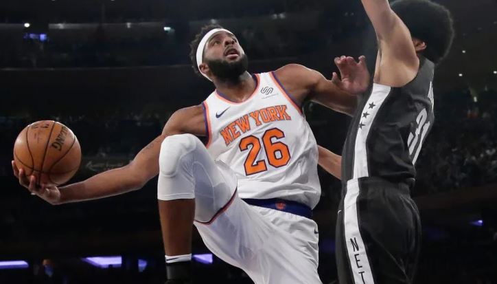 Mitchell Robinson au duel avec Jarrett Allen