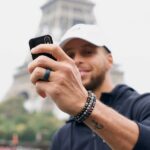NBA – Steph Curry dévoile le dernier smartphone de sa marque