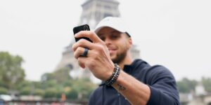 NBA – Steph Curry dévoile le dernier smartphone de sa marque