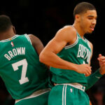NBA – Jaylen Brown trolle Jayson Tatum et son nouveau parfum signature