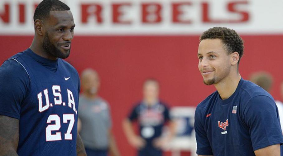 stephen curry et LeBron james à l'entrainement team usa