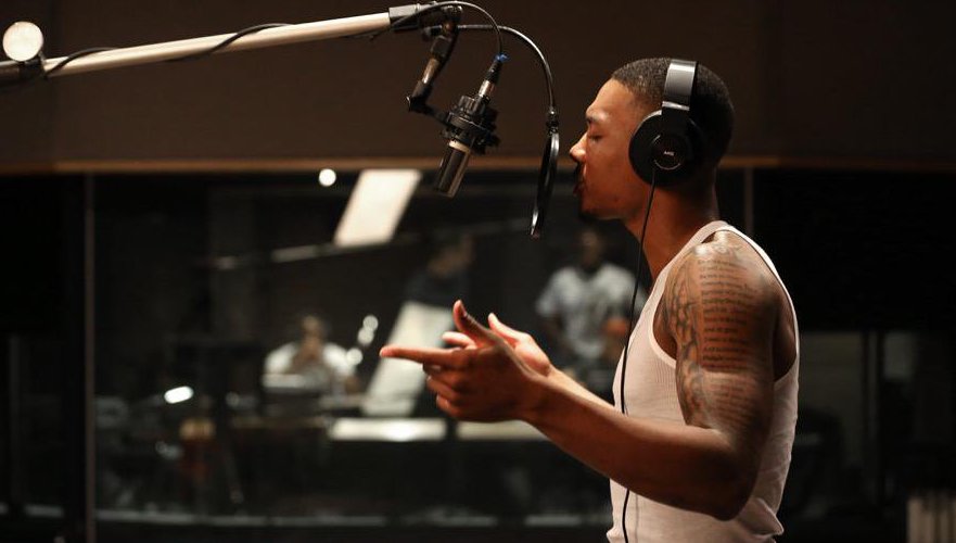 damian lillard au studio en plein enregistrement d'un morceau