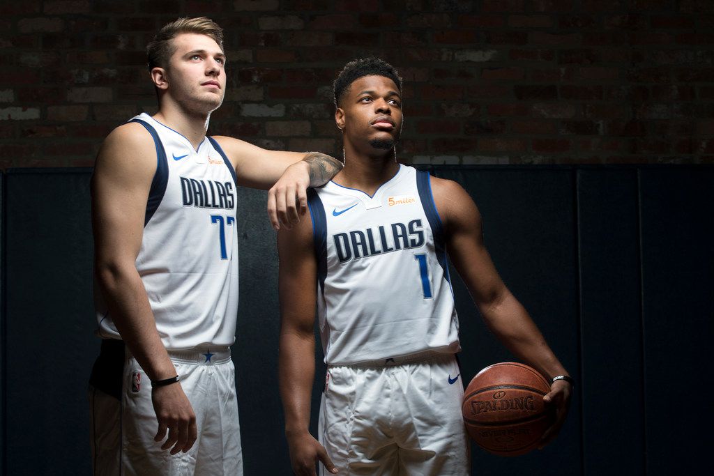 luka doncic et dennis smith jr pendant un photoshoot sous le maillot de Dallas