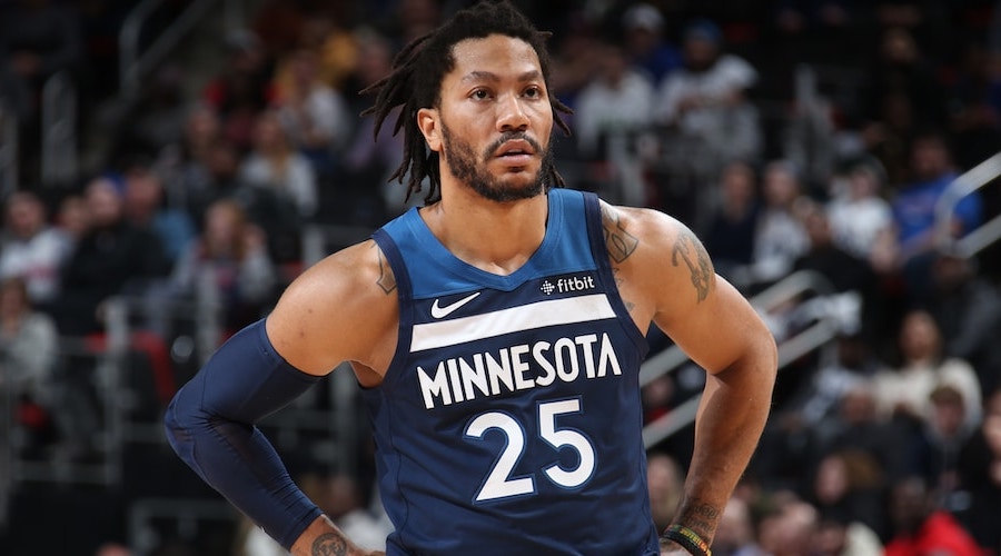 derrick rose, mains sur les hanches, sous le maillot des wolves