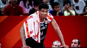 Mondial – Pourquoi Giannis a été benché dans le 4QT contre Team USA