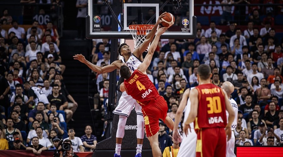 Giannis contre vucevic