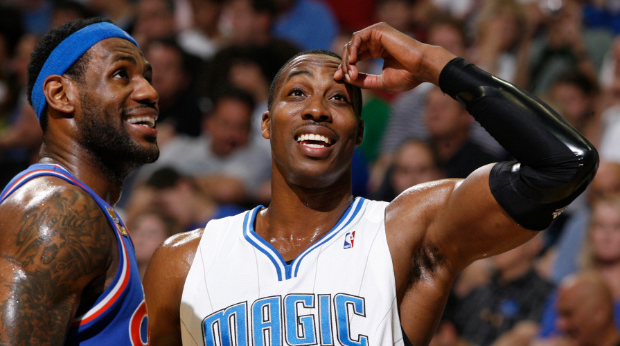 dwight howard et lebron james durant une action en nba